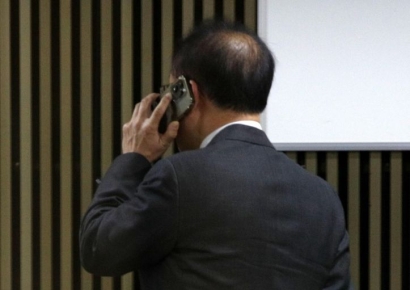 [포토] 의원총회 도중 누군가와 통화하는 윤재옥 권한대행