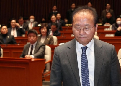 [포토] 윤재옥 바라보는 국민의힘 의원들