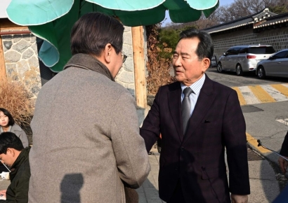 [포토]악수하는 이재명 대표-정세균 전 총리
