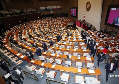 [포토] 본회의장서 퇴장하는 국민의힘 의원들