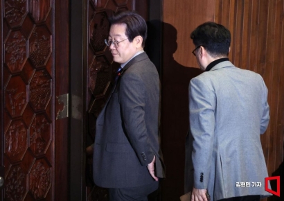 [포토] 홍익표 원내대표 불러내는 이재명 대표
