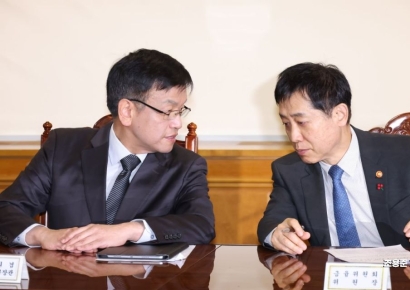[포토]대화나누는 최상목, 김주현