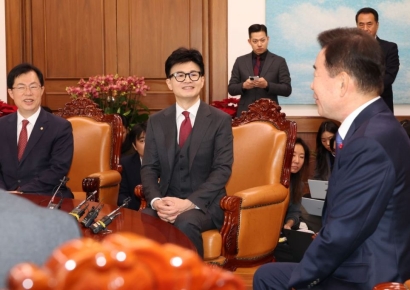한동훈, 김진표 예방해 "대화와 타협 정신 더 배우겠다"