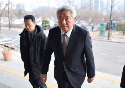 김홍일 방통위원장 2인 체제 시작…예견된 野 공세