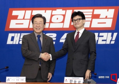 [포토] 쌍특검 통과 다음날, 한동훈·이재명 여야 대표로 첫 악수