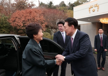 尹, 석달 연속 박근혜 만나 …총선 앞두고 보수결집 시동