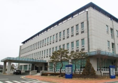 "난 살아있는 부처" 가스라이팅…16년간 14억 뜯어낸 무속인