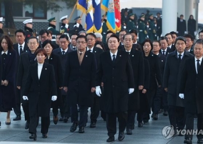 尹, 현충원 참배로 새해 업무 돌입… 집권 3년차 국정비전 곧 공개
