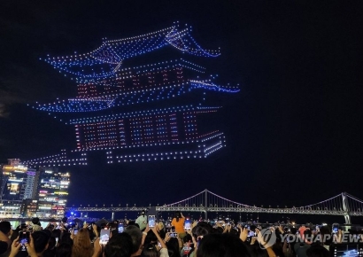 "몇시간을 덜덜 떨며 기다렸는데"…8만 인파 모인 부산 광안리 드론쇼 취소