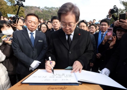 이재명, 노무현 묘역 참배…"반칙·특권 없는 세상 만들겠다"