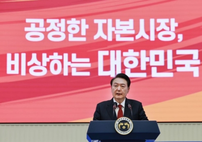 尹, 대통령 첫 증권시장 개장식 참석…"코리아디스카운트 해소할 것"