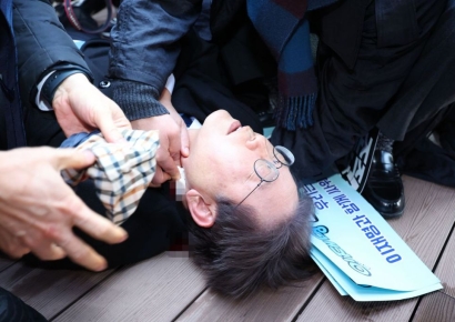 이재명, 부산 방문 중 괴한에 피습…헬기로 병원 이송(종합)