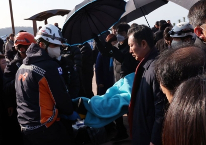 민주당 "이재명, 경정맥 손상·대량출혈 우려…서울대병원서 수술 예정"(상보)