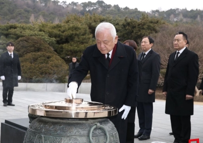 [포토]김한길 국민통합위원장, 현충원 참배