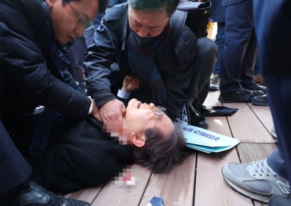 '경찰 출신' 류삼영의 피습사건 초기대응…이재명 쓰러지자 지혈하고 공간확보