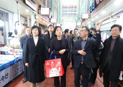 [포토]용문시장 둘러보는 오영주 장관