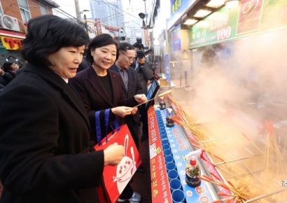 [포토]전통시장에서 어묵 맛보는 오영주 장관