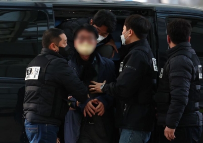 '이재명 급습' 피의자 계획범행 정황 속속…경찰, 자택 등 압수수색(종합)