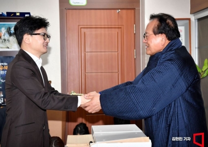 [포토] 김호일 대한노인회장 찾은 한동훈 비대위원장