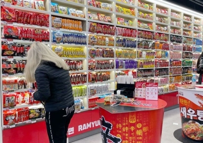 "한강 라면 맛봐요" 외국인관광객 ‘핫플’ CU 홍대상상점