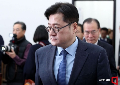 [포토] 정책조정회의 참석하는 홍익표 원내대표