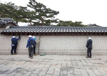 [포토]복원된 경복궁 담장 낙서 