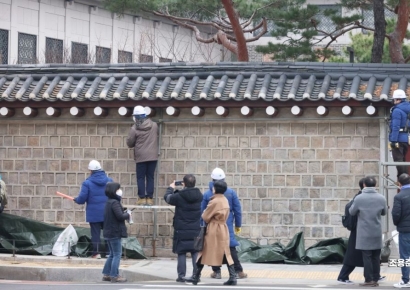 [포토]경복궁 담장 낙서 제거 작업 완료