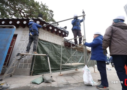 [포토]가림막 철거하는 문화재청 관계자들