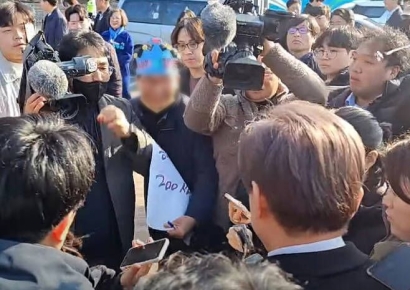 민주당? 국민의힘?...‘이재명 습격범’ 당적에 정치권 촉각