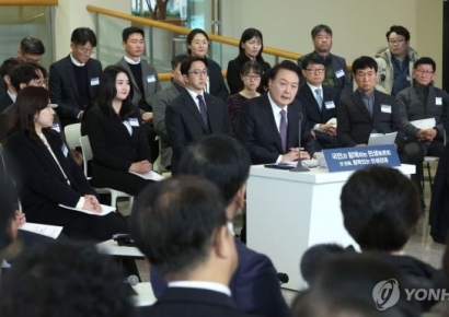 尹 "더 과감히 규제 풀 것… 수출 7000억 불 목표"(종합)