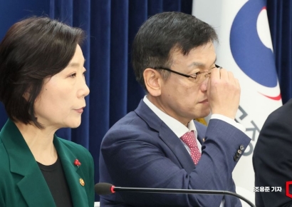 [포토]안경 만지는 최상목 경제부총리