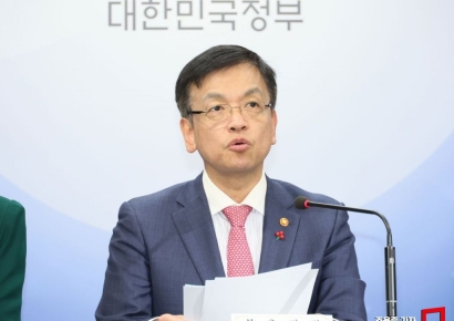 [2024경제정책] '역대 최대' 시설투자 52兆·무역금융 355兆…민생 '올인'