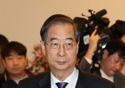 "이런 사무관 더 많아야"…한 총리, 현대차 인허가 앞당긴 공무원 격려