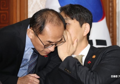 [포토]귀엣말하는 안덕근 산업통상부장관과 고학수 위원장