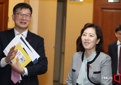 [포토]차관회의 마친 부부 차관, 이기일-신영숙