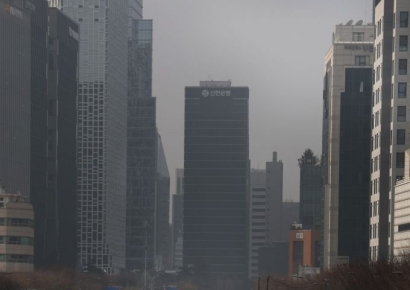 [포토] 미세먼지 아래서도 산책은 한다. 