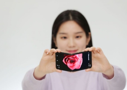 삼성D, 안팎으로 접는 디스플레이 첫 공개…CES서 폴더블 기술력 뽐낸다