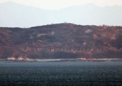 군 "北, 연평도 북방에서 사격 중"… 사흘째 포 사격