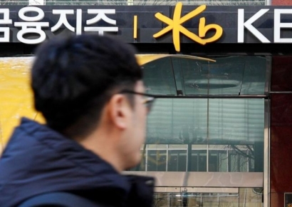 업무상 알게 된 내부정보로 60억 챙긴 국민은행 직원, 구속 송치