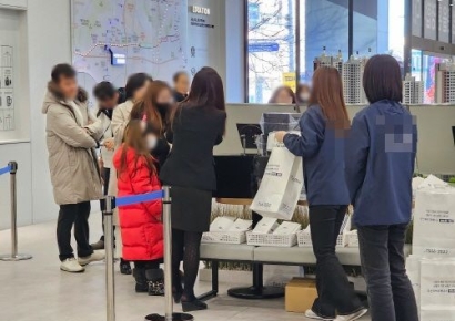‘두산위브더제니스 센트럴 계양’ 견본주택서 골프단 팬 사인회 개최