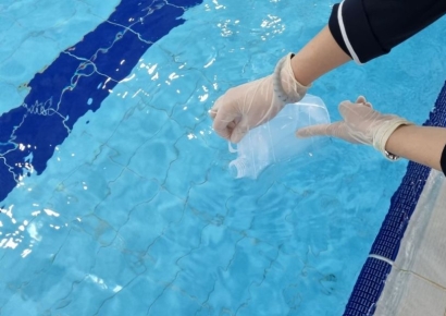 "수영 시작하고 피부 트러블"…소독제가 이유였네