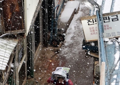 [포토] 함박눈 맞으며 식사 배달