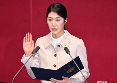 [포토] 의원직 승계 받은 '체육계 미투 1호' 김은희 의원