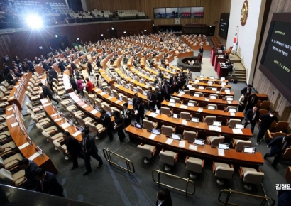 [포토] 이태원참사 특별법 표결 앞두고 퇴장하는 여당 의원들