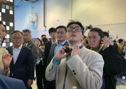 [CES 2024]"저 사람 지드래곤 아니야?"…CES 삼성 부스 방문해 AI 로봇 관람