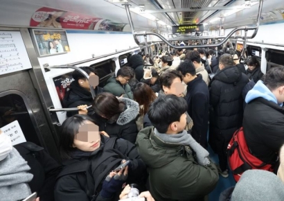 [포토] '의자 없는 칸 시범 운영, 효과는?'