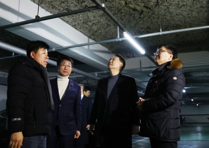 尹, 1기 신도시 노후 아파트 방문…"재건축 적극 지원할 것"