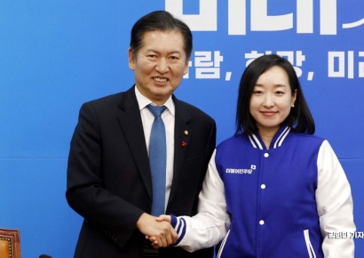 [포토] 민주 총선 7호 인재에 울산서 활동해온 39세 전은수 변호사