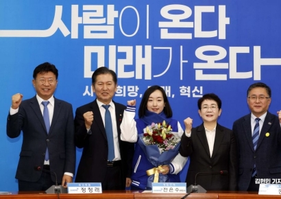 [포토] 더불어민주당, '7호 인재' 전은수 변호사 영입