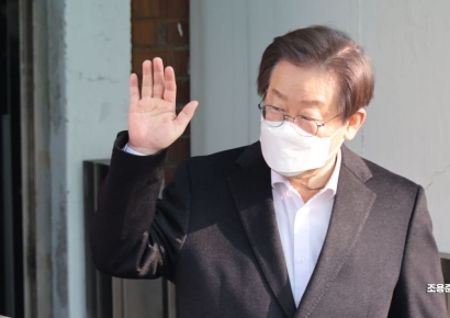 퇴원한 이재명 "국민께서 살려주신 목숨…남은 생 국민만 위해 살겠다"(상보)